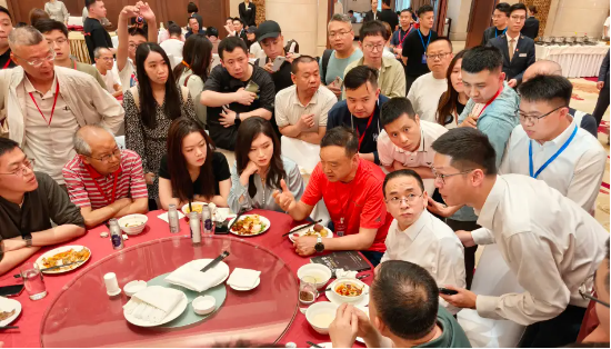 直击茅台大会前夜:飞天改果汁,林园透露“只加仓不减仓”! | 酒业内参