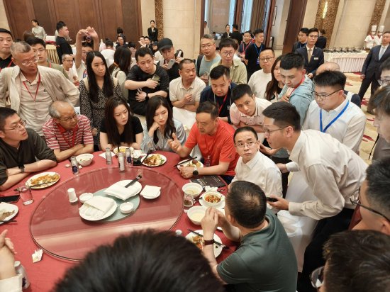 对谈茅台大会现场股东：现金流、分红、回购是重点，关注下一次回购落地时间