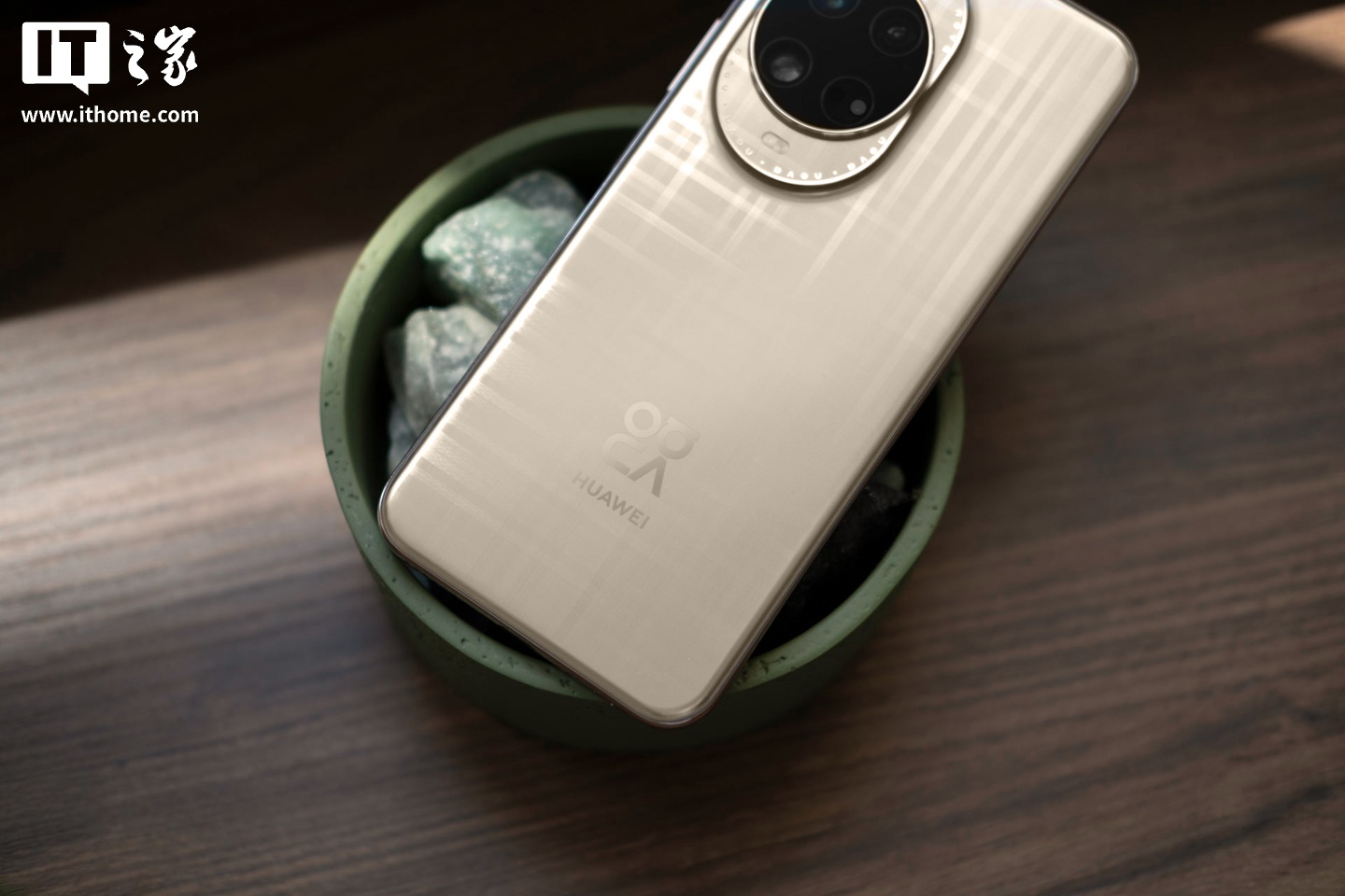 【IT之家图赏】华为 nova 14 Ultra 实拍：全新星耀环、经典格纹，一眼吸金