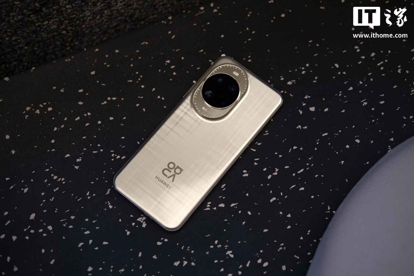 【IT之家图赏】华为 nova 14 Ultra 实拍：全新星耀环、经典格纹，一眼吸金