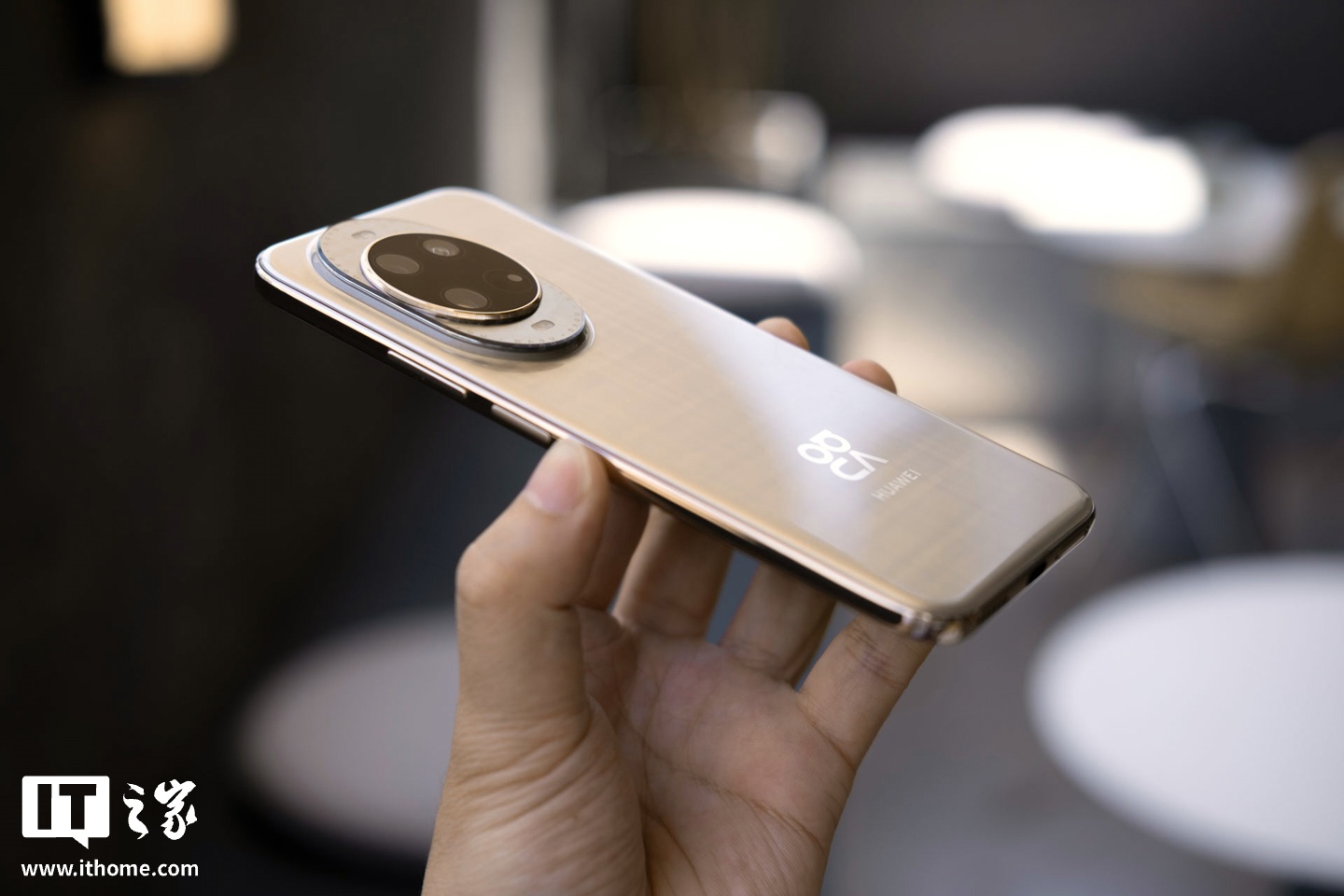 【IT之家图赏】华为 nova 14 Ultra 实拍：全新星耀环、经典格纹，一眼吸金