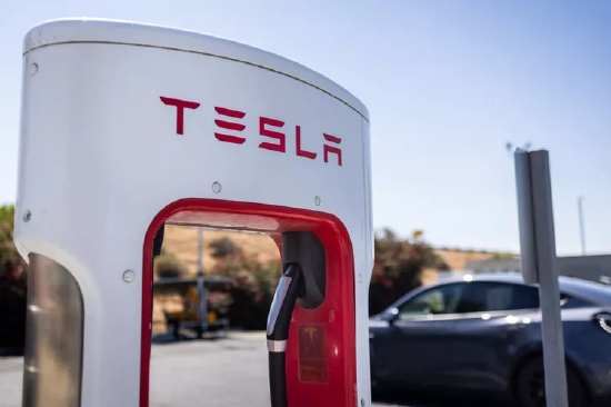 特斯拉股价因美国信用评级下调致市场周初低开而下跌