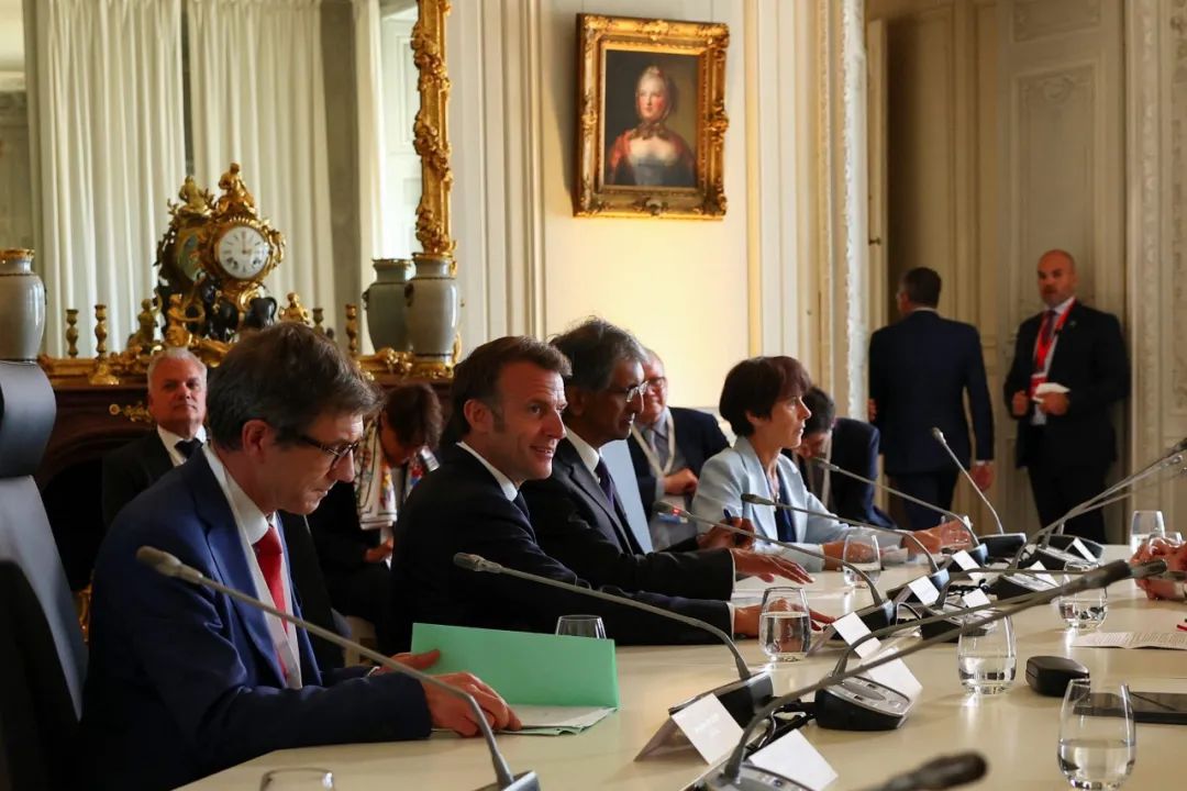 欧元EURUSD三重冲击！英欧复合、经济放缓、美债降级引爆连锁反应