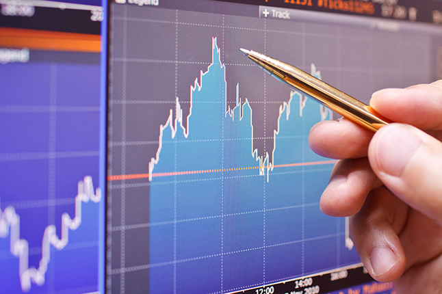 如何理解卖出期权权利金的意义？权利金的收取对交易策略有何影响？