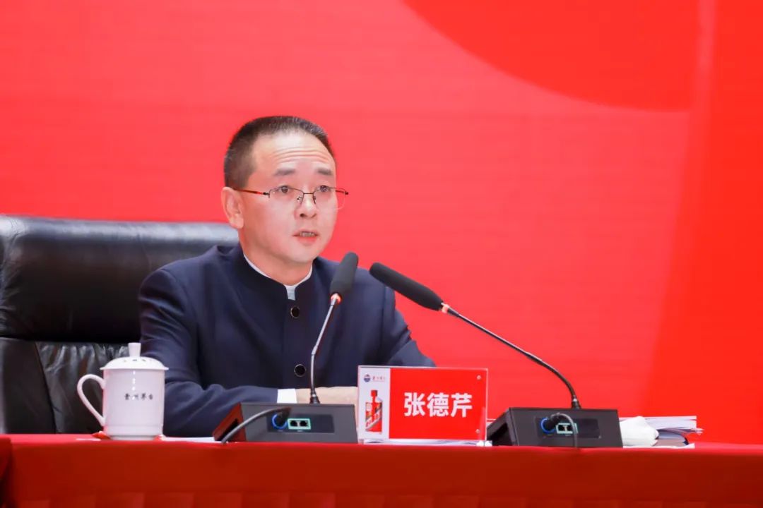 还是一身中山装！贵州茅台董事长张德芹向1400多名投资者表态：“请各位老板放心，茅台不会辜负期望”