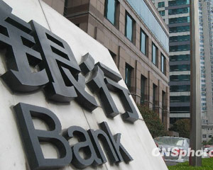 如何通过银行渠道查询理财产品开放期？