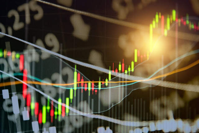 如何确定期货原油一手的价格？价格与能源期货市场有何关联？