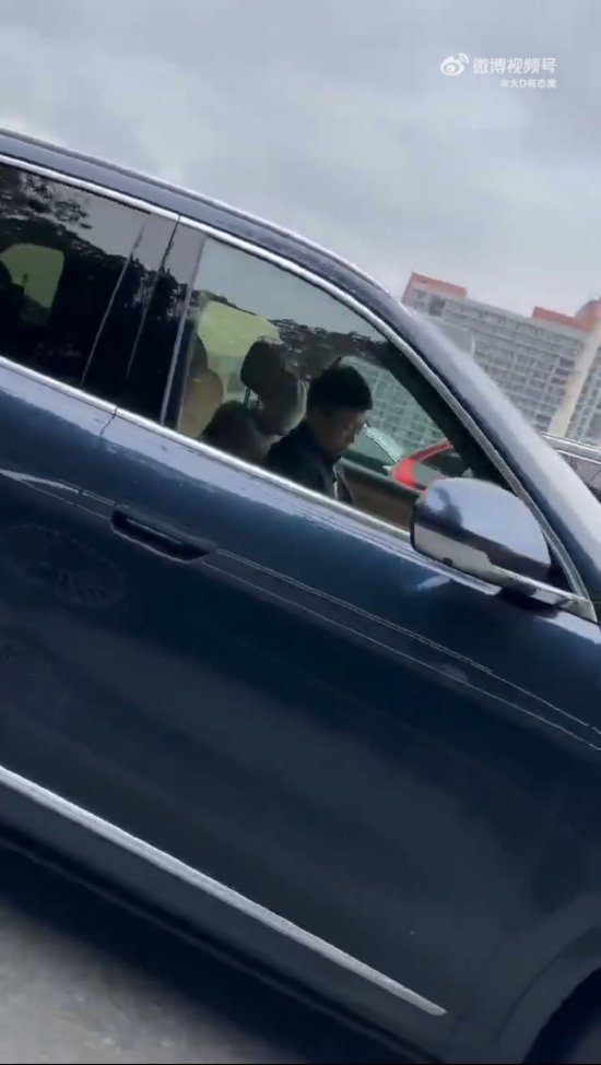 余承东被拍到开车疑似睡着 有人说言行合一，有人说他在看屏幕
