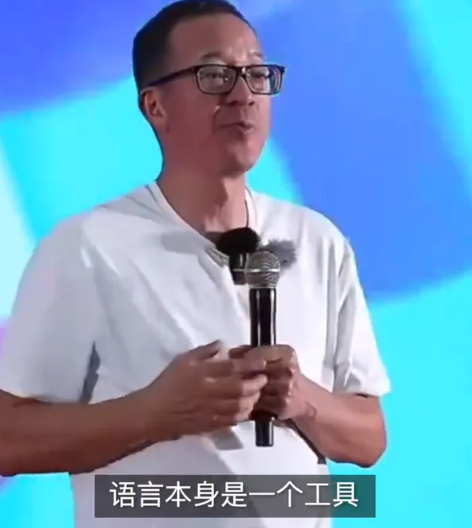 62岁俞敏洪骑行中途摔倒在地，双膝摔出血，本人报平安：皮外伤，不用担心