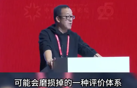 62岁俞敏洪骑行中途摔倒在地，双膝摔出血，本人报平安：皮外伤，不用担心
