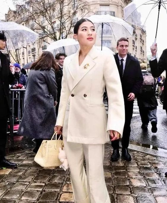 现象级曝光!蕾哈娜、贝克汉姆等明星纷纷“带货”!Labubu冲破关税打压,在美国卖断货→