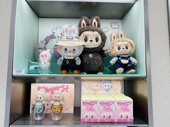 现象级曝光!蕾哈娜、贝克汉姆等明星纷纷“带货”!Labubu冲破关税打压,在美国卖断货→