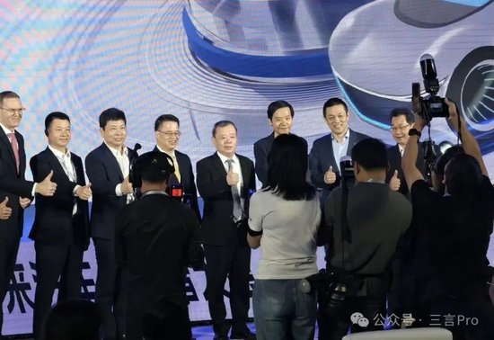 没有雷军参加的车展，余承东“杀疯了”，台下助理直摆手