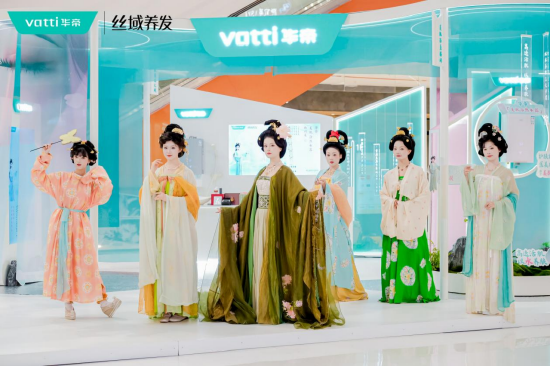 沐浴、护肤一步到位，你和白富美之间只差一台华帝美肌浴热水器