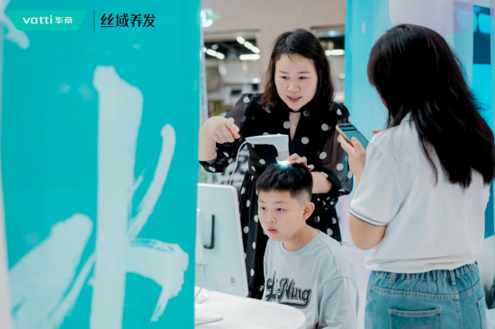 沐浴、护肤一步到位，你和白富美之间只差一台华帝美肌浴热水器