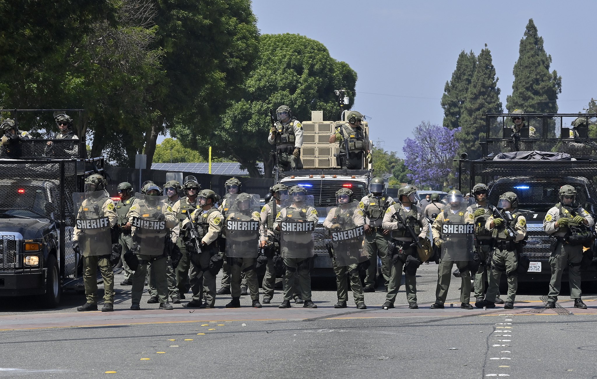 首批美国国民警卫队进驻洛杉矶 美警方称抗议活动“平安结束”