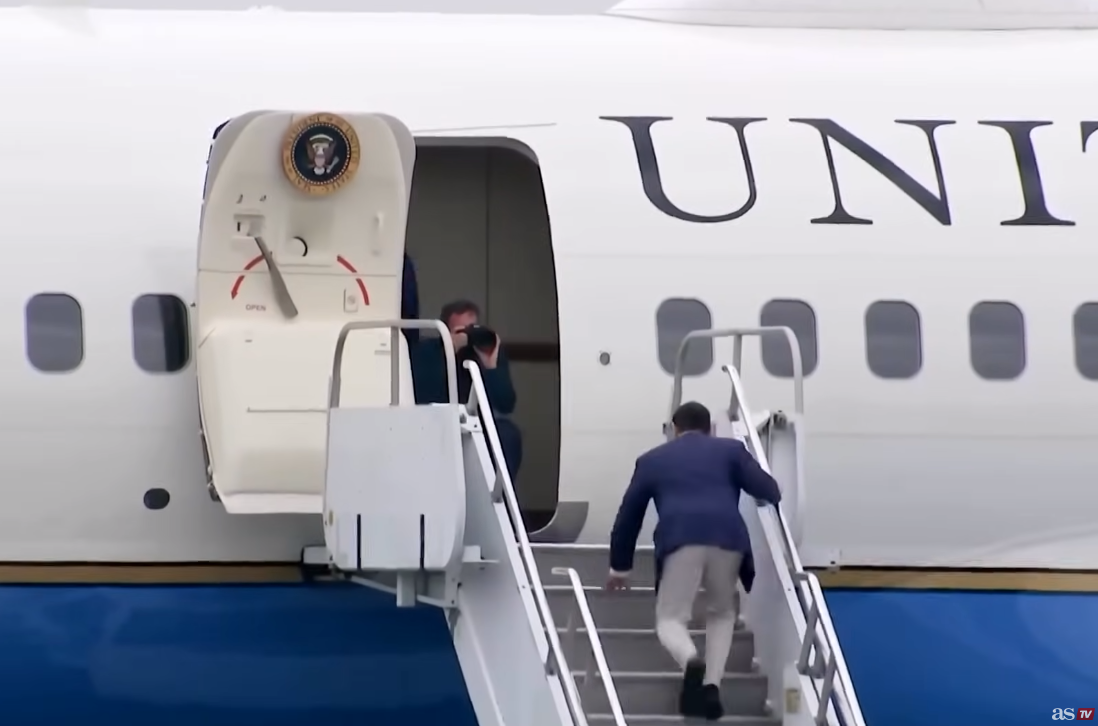 美媒曝光画面:特朗普和鲁比奥先后登机,双双险些跌倒