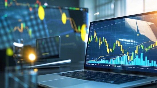 A股午后急挫，三大股指收跌：银行股逆市上涨，两市成交1.4万亿元