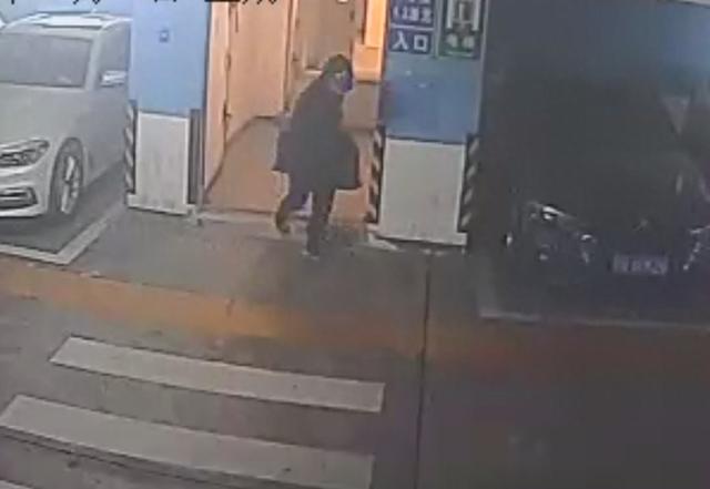 制作套牌潜入小区车库，两名男子偷茅台酒被抓获