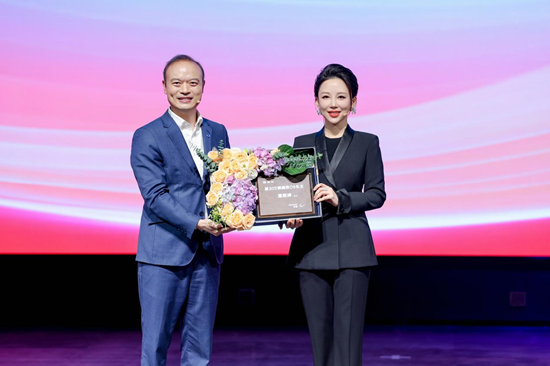 腾势之夜：“九球天后”潘晓婷成腾势D9第30万辆车主