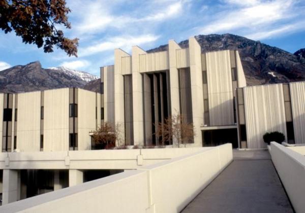 纯电动车适合城市通勤还是长途出行？