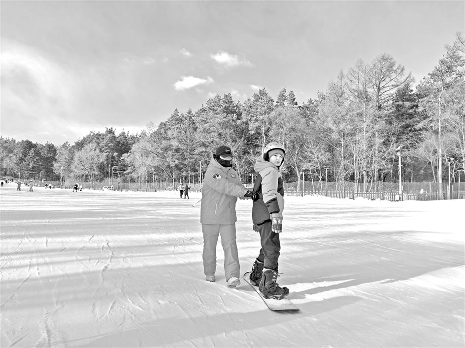 地方“雪假”试点再添新例 “加热”新雪季激活消费新活力